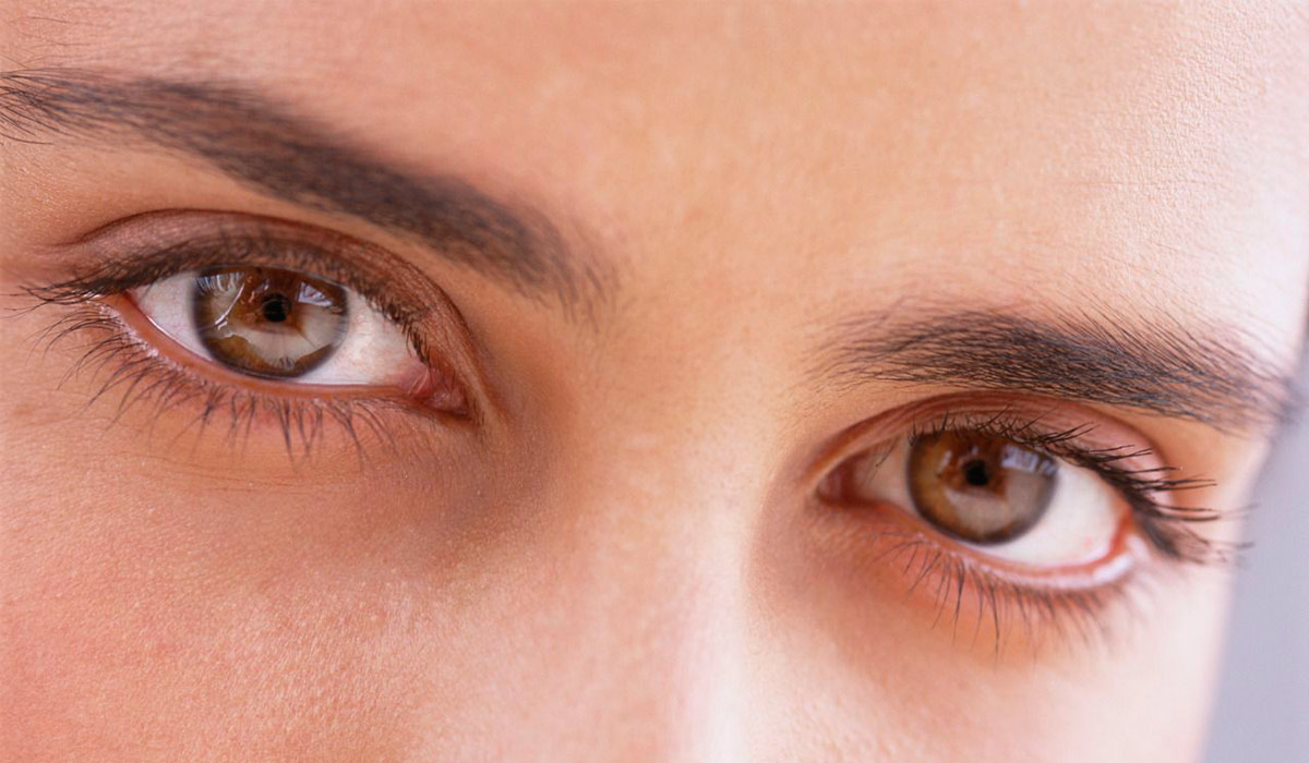 Красное пятно на белке глаза: причины и что делать